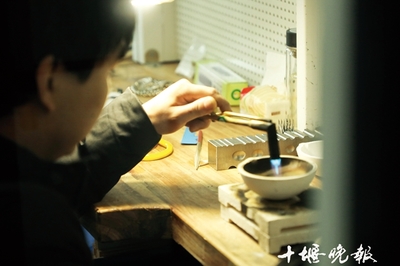 十堰晚報記者探秘:湖工職院綠松石學院到底教些啥
